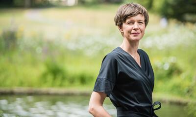 Cieltje Van Achter met groene achtergrond