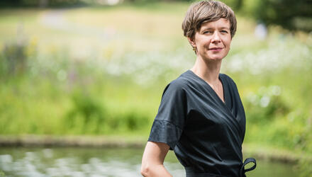 Cieltje Van Achter met groene achtergrond
